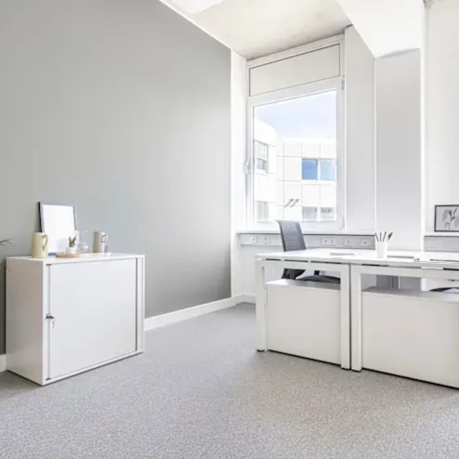 Bright, minimalist office with natural light and modern furniture, ideal for productive work.