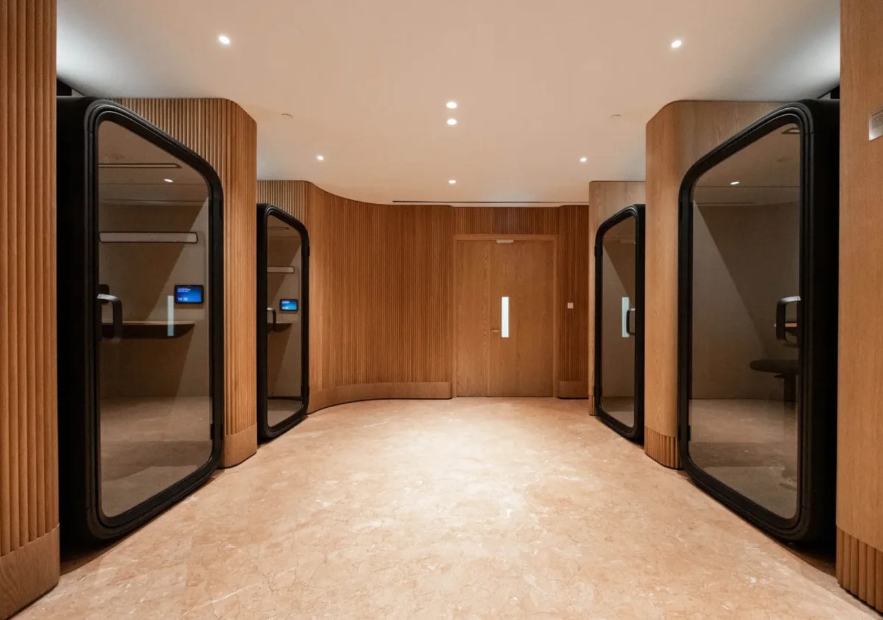 Elegant, private work pods in a modern coworking space at Collyer Quay. Ideal for focused work.