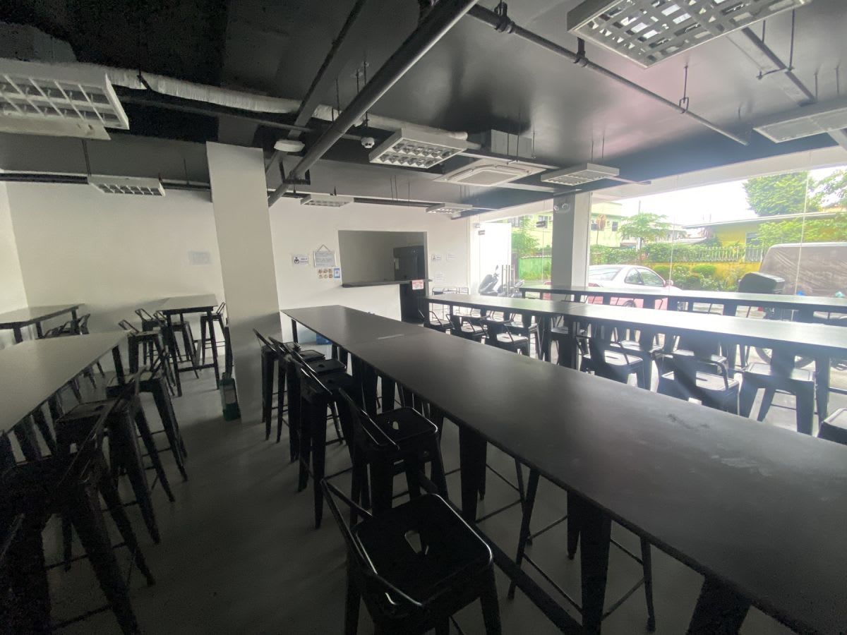 Modern coworking space with ample seating and natural light, ideal for networking and collaboration.