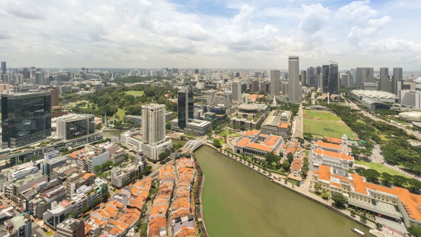 Stunning views of Singapore's skyline from this flexible coworking space. Ideal for productivity.