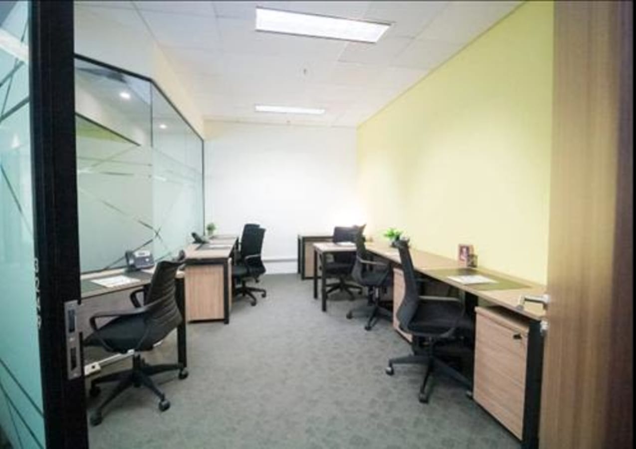 Modern coworking space with ergonomic chairs and ample desks. Ideal for collaboration.