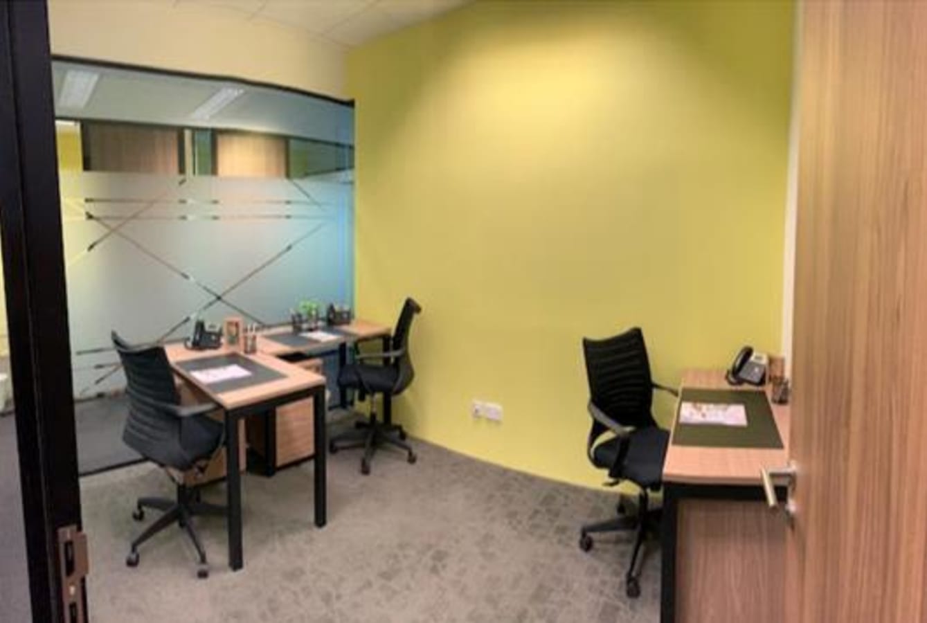 Modern coworking space with ergonomic chairs and natural lighting. Ideal for productivity.