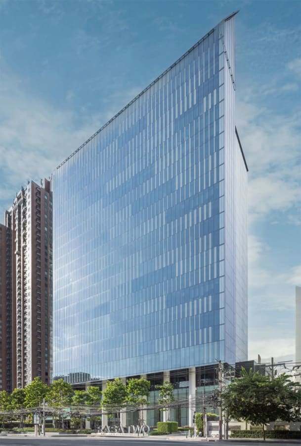 Modern coworking space in a sleek high-rise at Thanon Phetchaburi, Ratchathewi. Ideal location.
