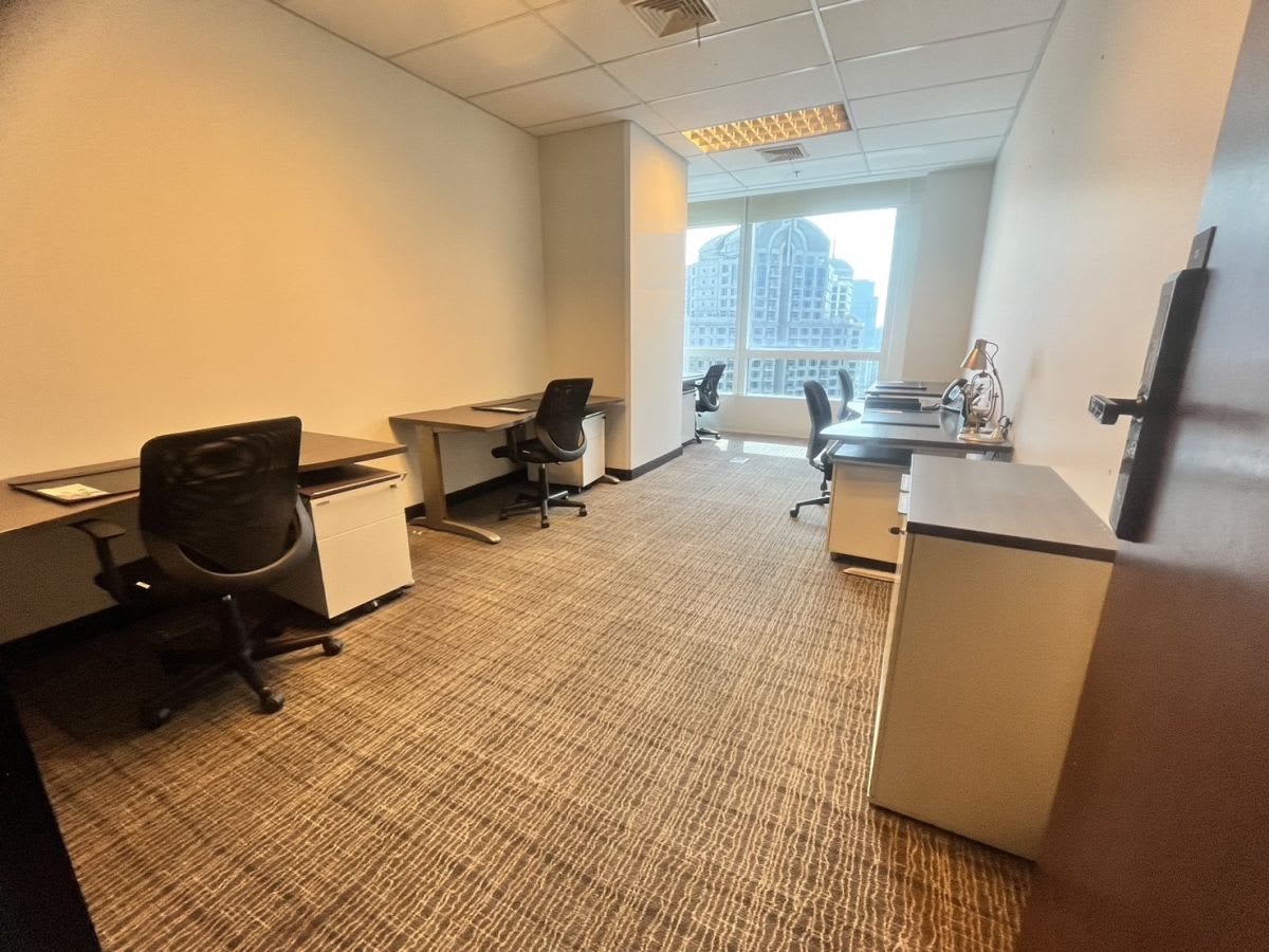 Bright, spacious coworking office with four desks and city views. Ideal for flexible work.