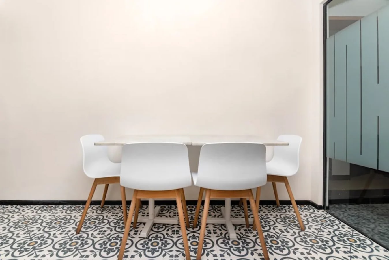 Chic meeting area with modern design elements in a flexible coworking space.
