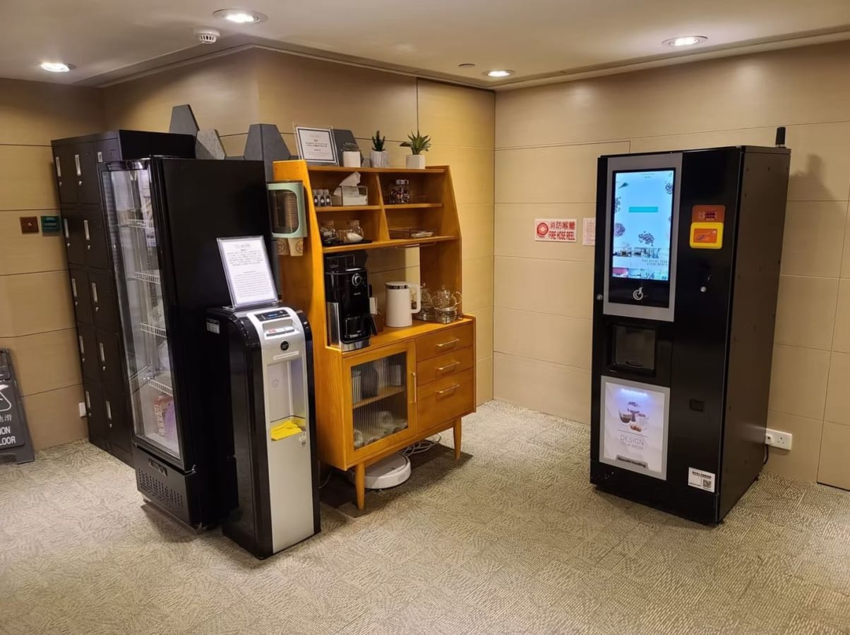 Modern break area with coffee machine and vending facilities for a productive work environment.