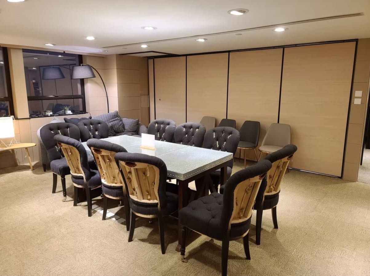 Elegant meeting area with plush seating and modern lighting in a Hysan Avenue coworking space.