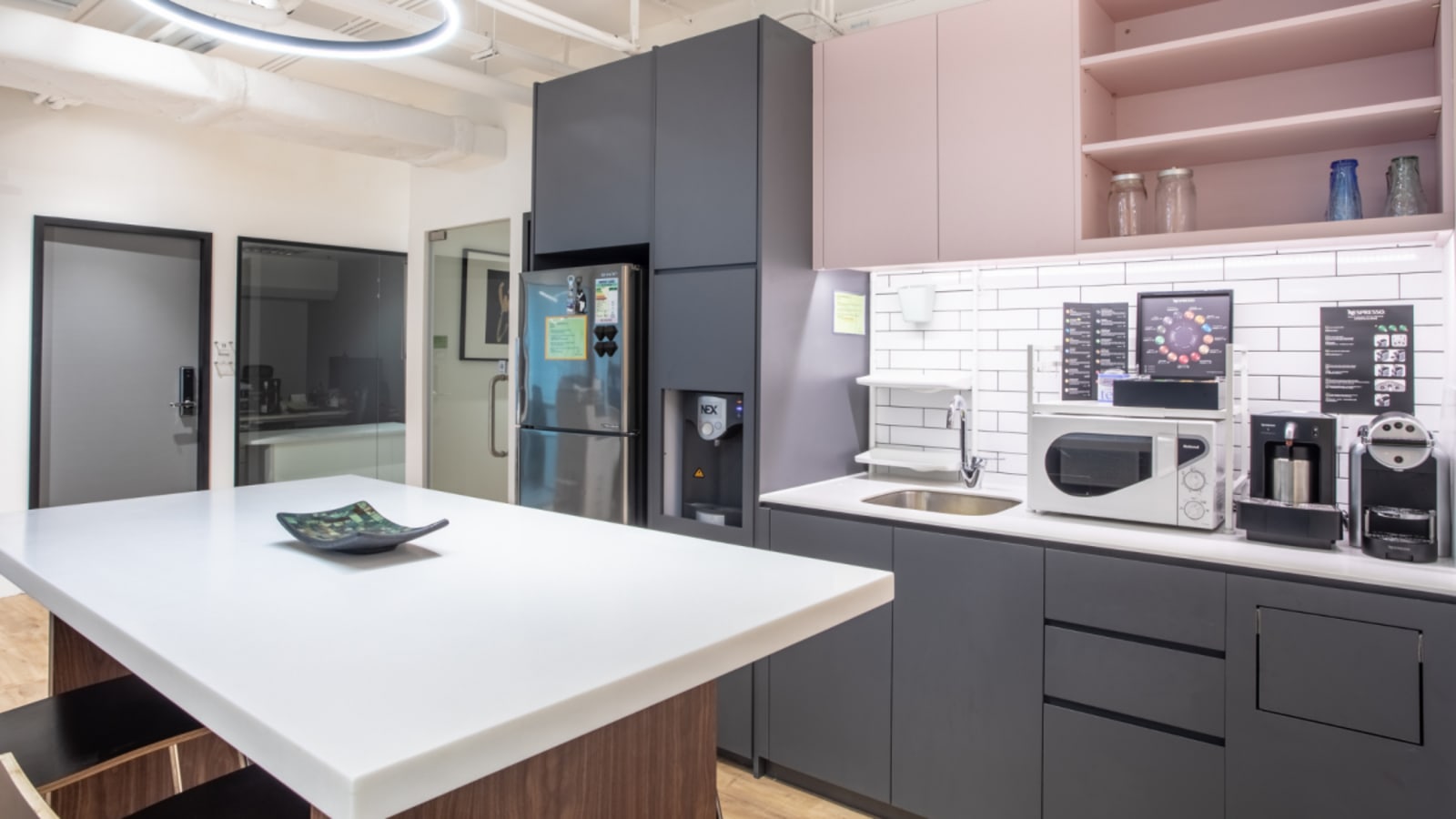 Modern coworking kitchen: well-equipped with appliances and ample countertop space.