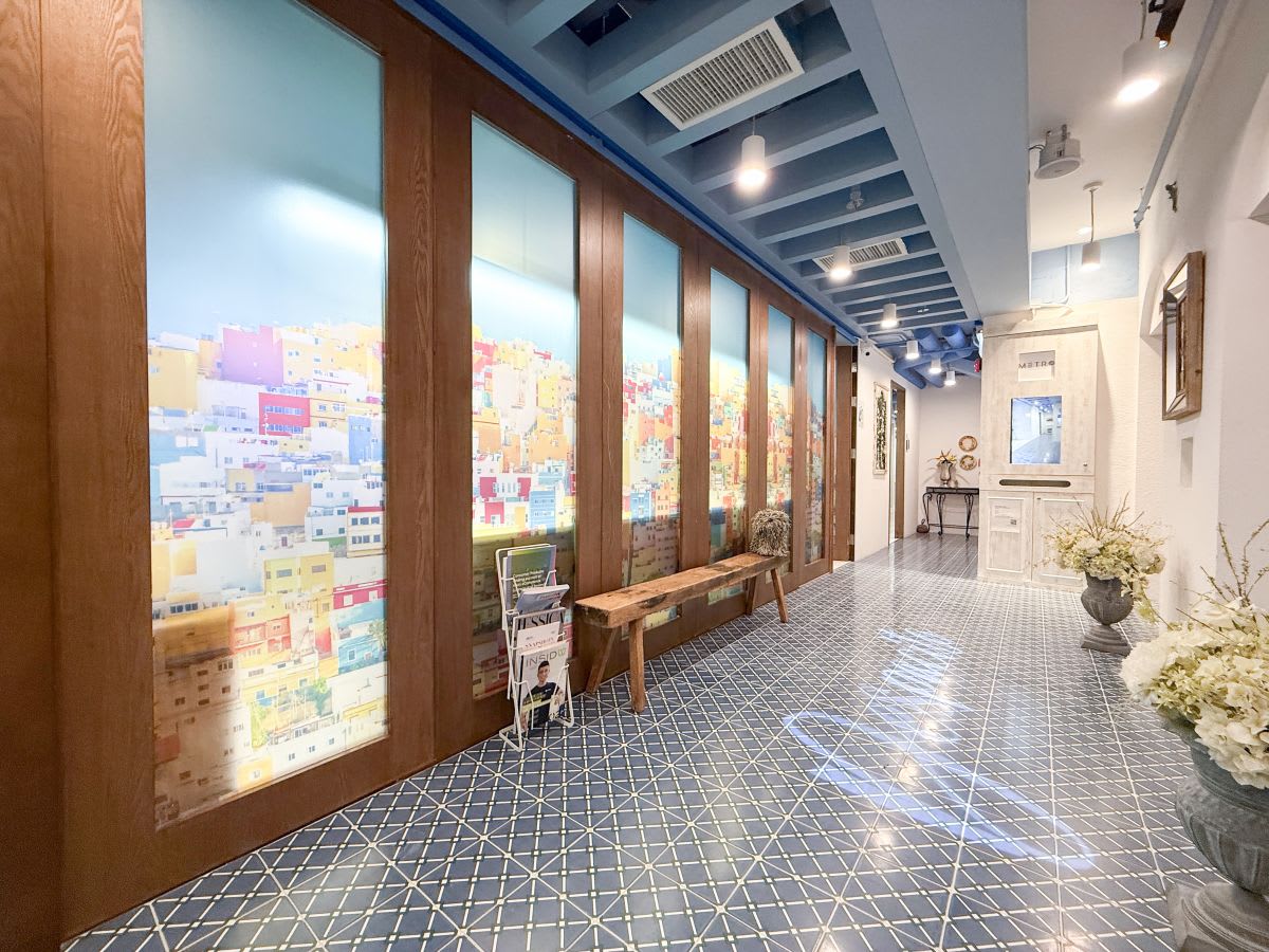 Stylish coworking area featuring vibrant wall art and elegant decor, perfect for creativity.