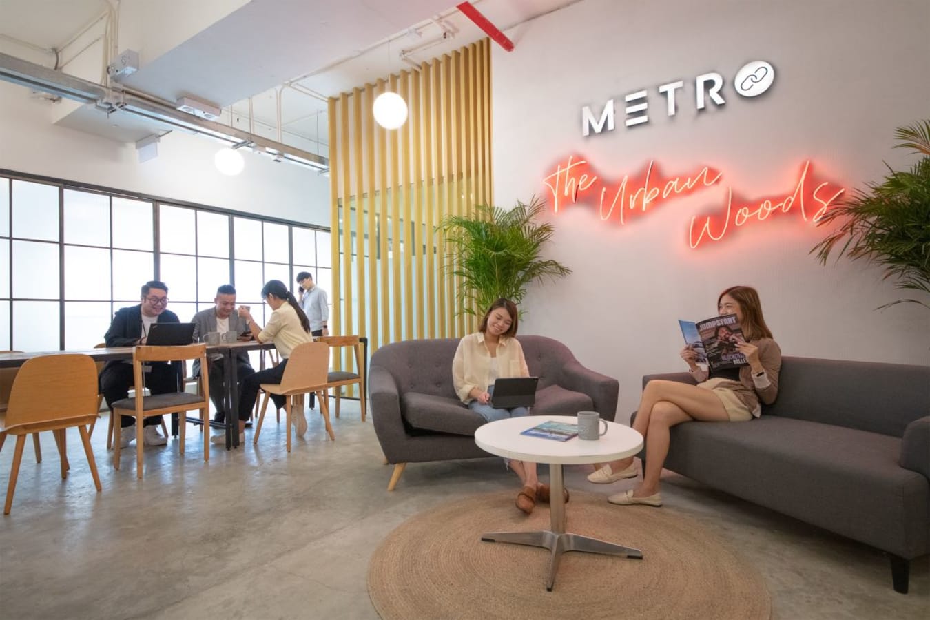 Modern coworking lounge with stylish decor, cozy seating, and ample natural light. Perfect for collaboration.