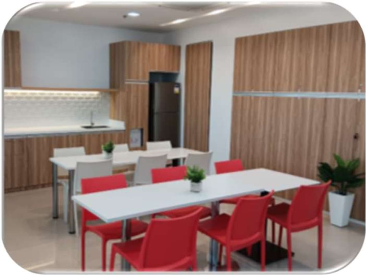 Stylish coworking kitchen with modern seating and ample storage. Ideal for collaborative breaks.
