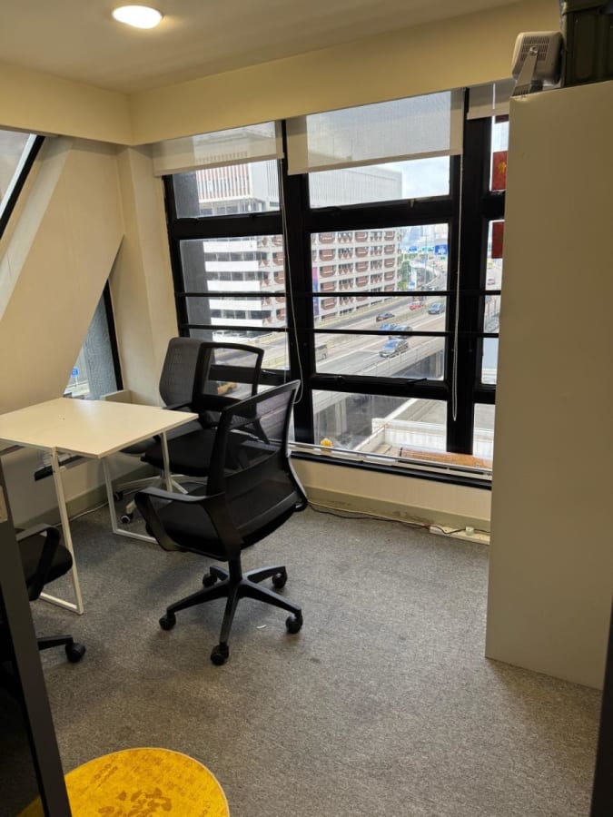 Bright coworking space in Sheung Wan with ample natural light and ergonomic seating.