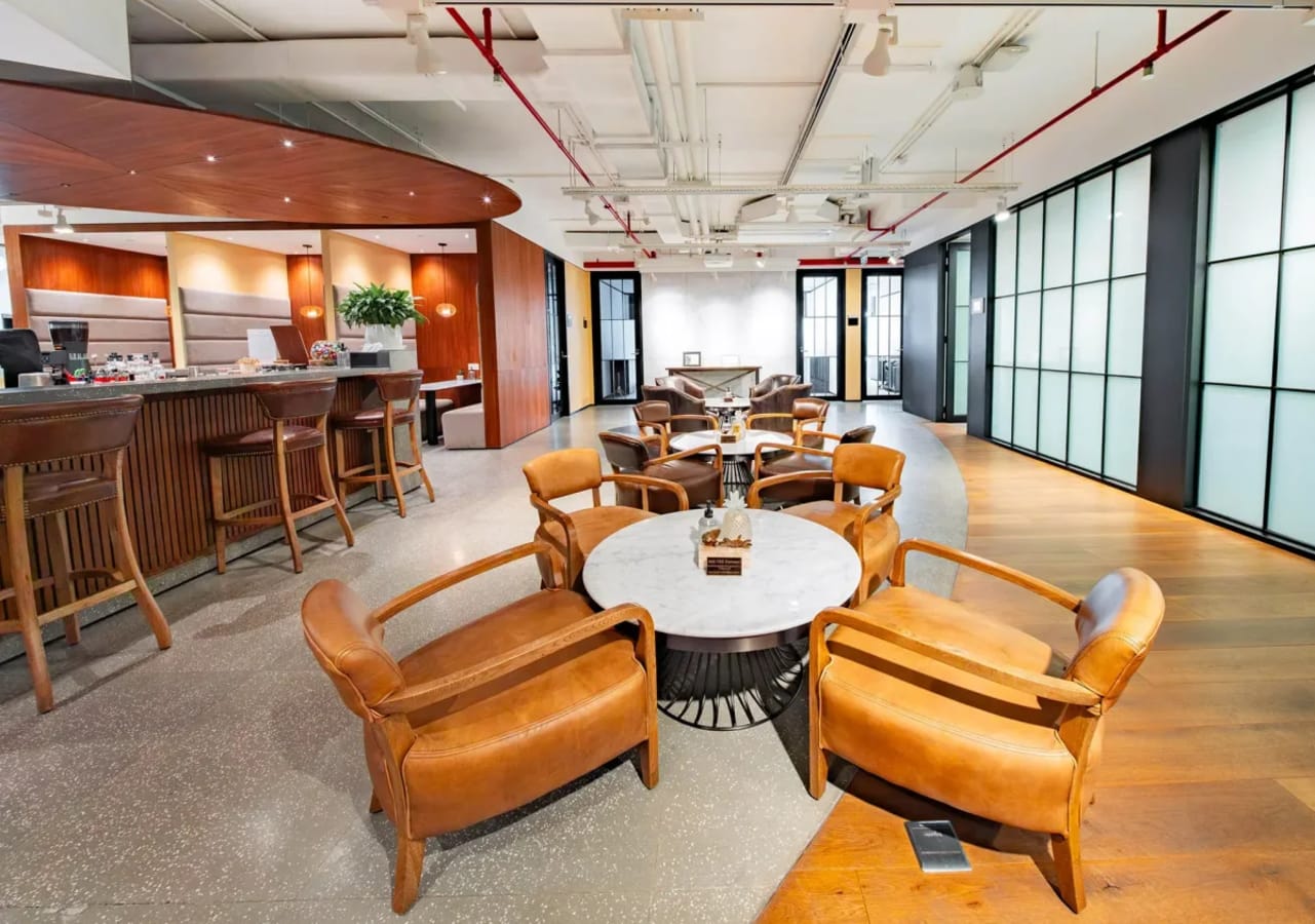 Contemporary coworking space with stylish leather seating and a relaxed atmosphere.