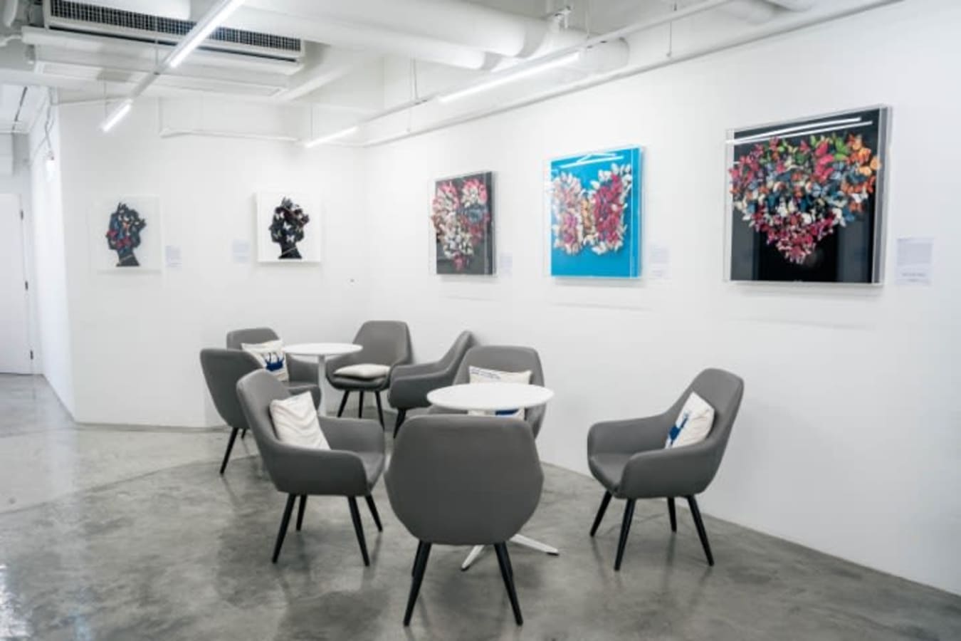 Modern coworking space with sleek seating and vibrant art in Admiralty. Perfect for collaboration.