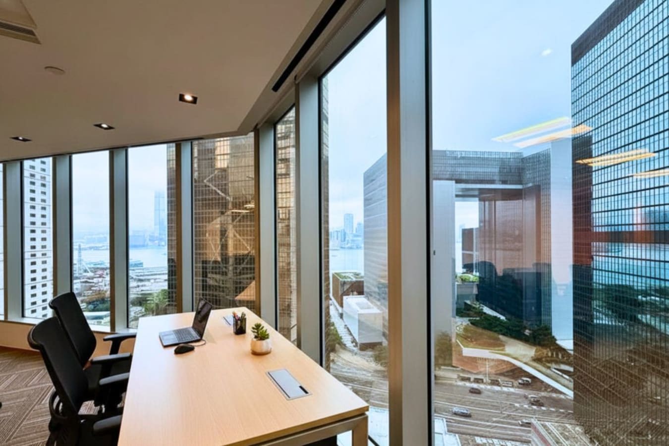 Bright coworking space with stunning skyline views in Admiralty. Ideal for productivity.