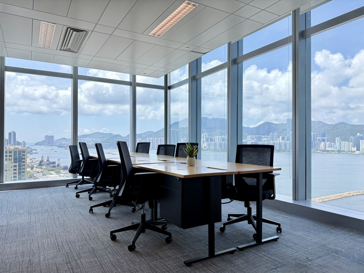 Bright, modern coworking space with stunning harbor views in Kwun Tong. Ideal for meetings.