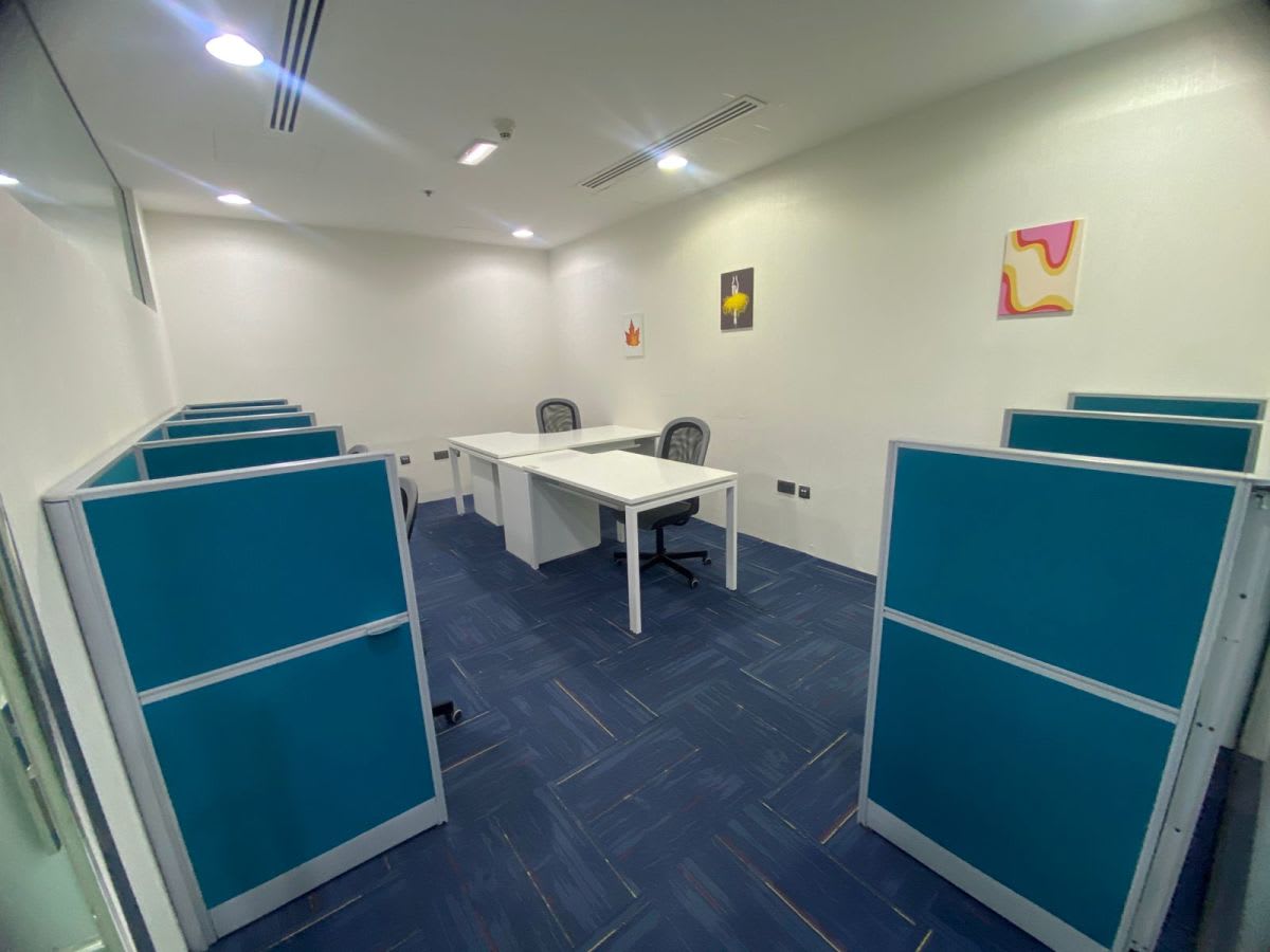 Flexible coworking space with modern cubicles and bright, inviting decor. Ideal for productivity.