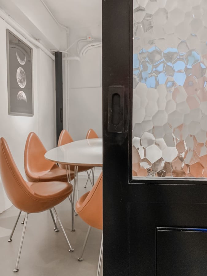 Stylish meeting room with modern chairs and sleek decor, perfect for collaboration.