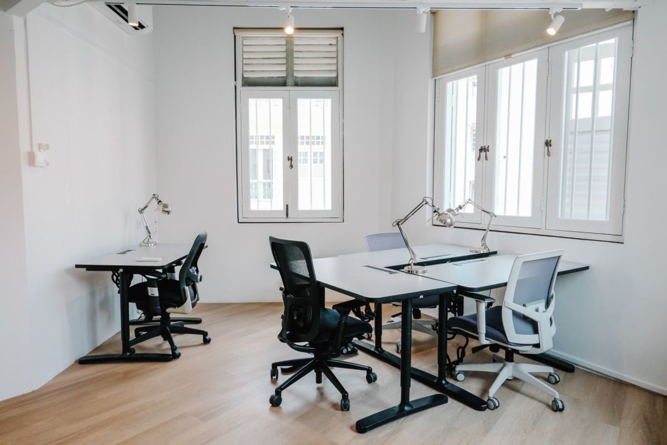 Bright coworking space with modern desks and ergonomic chairs. Ideal for productivity.