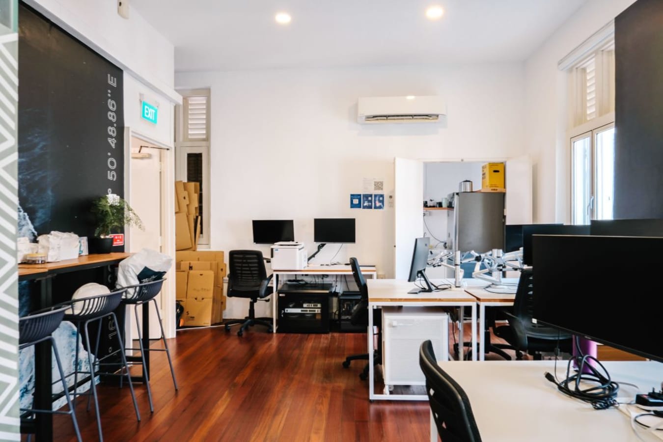 Bright, flexible workspace in Club Street. Modern desks, seating, and natural light enhance productivity.