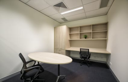 5 Person Open Plan Office with Large Windows