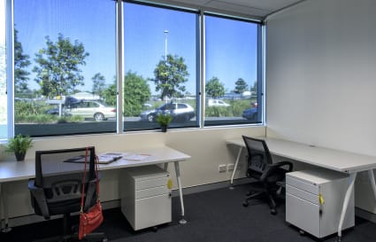 5 Person Open Plan Office with Large Windows
