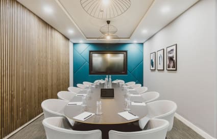 External Private Office for up to 12 People | 415 Sq. Ft.