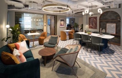 18 Person External Private Office | 560 Sq. Ft.