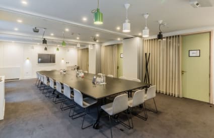 23 Person Managed Office with 4 Meeting Rooms in London | 1,787 sq ft