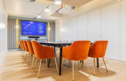Private Corner Office for up to 18 People | 599 Sq. Ft.
