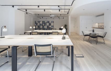 20 Person Managed Office in London with Meeting Room | 1,129 sq ft