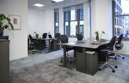 18 Person Private Office with Meeting Room in London | 890 sqft