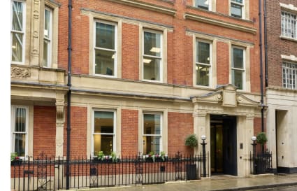 18 Person Private Office with Meeting Room in London | 890 sqft