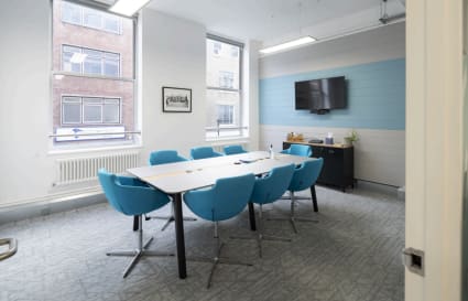 25 Person Managed Office in London with 2 Meeting Rooms | 2,426 sqft