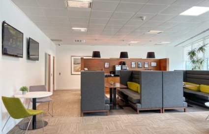 External Private Office for up to 9 People | 350 Sq. Ft.