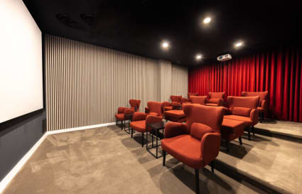 10 Person Serviced Office in London | 256 Sq. Ft.