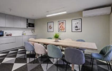 12 Person Private Office in London