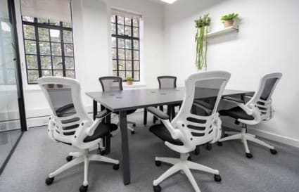18 Desk Private Office with 14 Workstations and 4pax Meeting Room