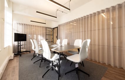 18 Desk Private Office with 14 Workstations and 4pax Meeting Room