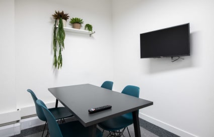 18 Desk Private Office with 14 Workstations and 4pax Meeting Room