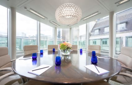9 Person External Private Office in London | 318 Sq. Ft.