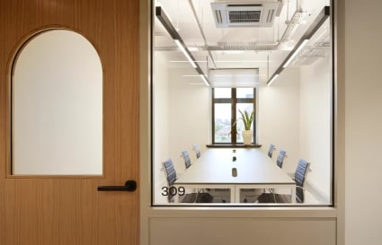 17 Person Private Office in London | 440 Sq. Ft.