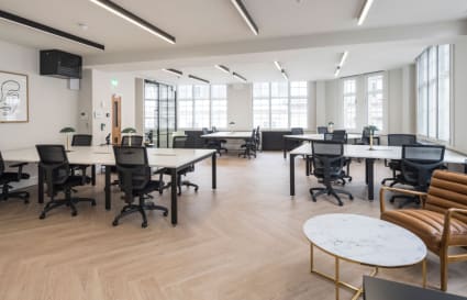 12 Person Managed Office in London with 2 Meeting Rooms and Kitchen | 903 sq ft