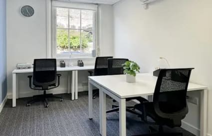 Private Office for up to 6 Desks