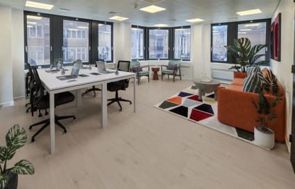 18 Person Private Office with Meeting Room in London | 710 Sq. Ft.