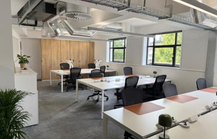 Suite 401 - 14 workstations
