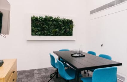 16 Person Private Office in London | 1,210 sqft