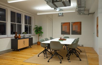 24 Person Internal Managed Office in London | 1,990 Sq. Ft.