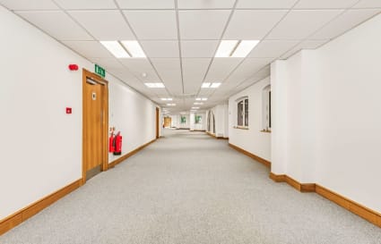 38 Person Managed Office in London | 2,327 sqft
