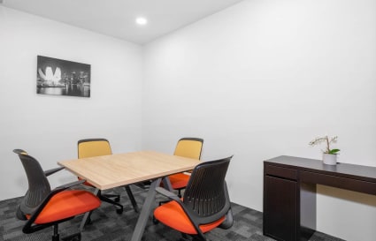 Modern meeting room with ergonomic chairs and minimalist decor, ideal for flexible work.